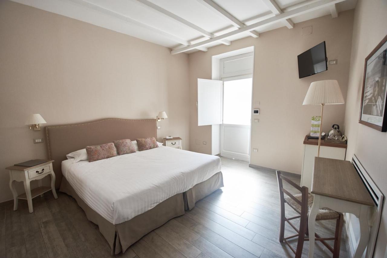 Cas'E Charming House Hotel กาแซร์ตา ภายนอก รูปภาพ